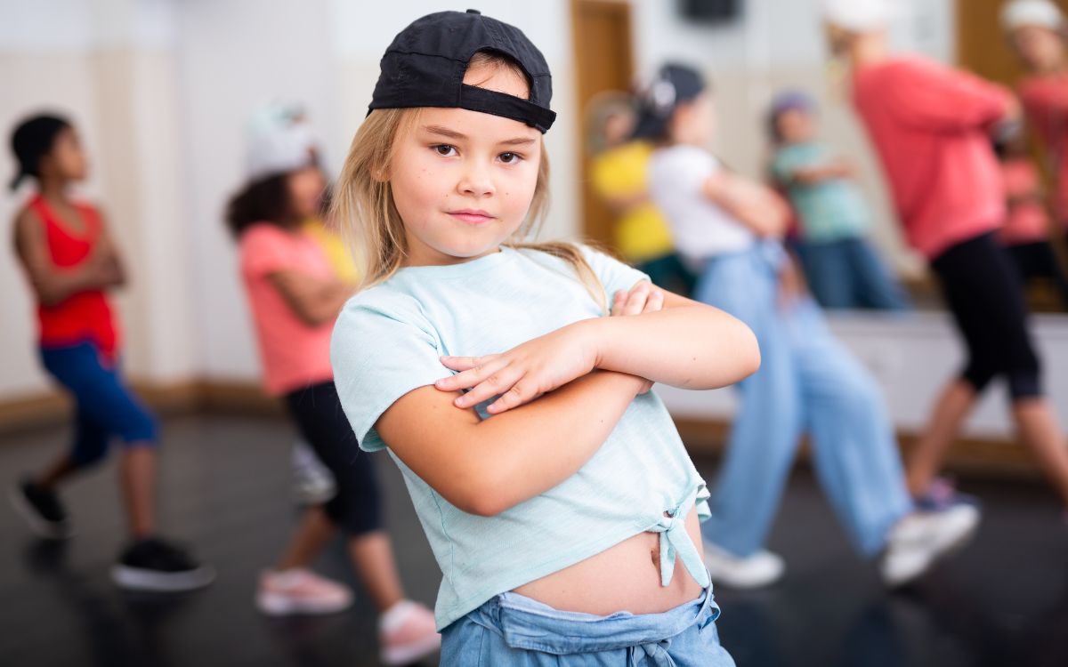 nena amb gorra fent hip hop